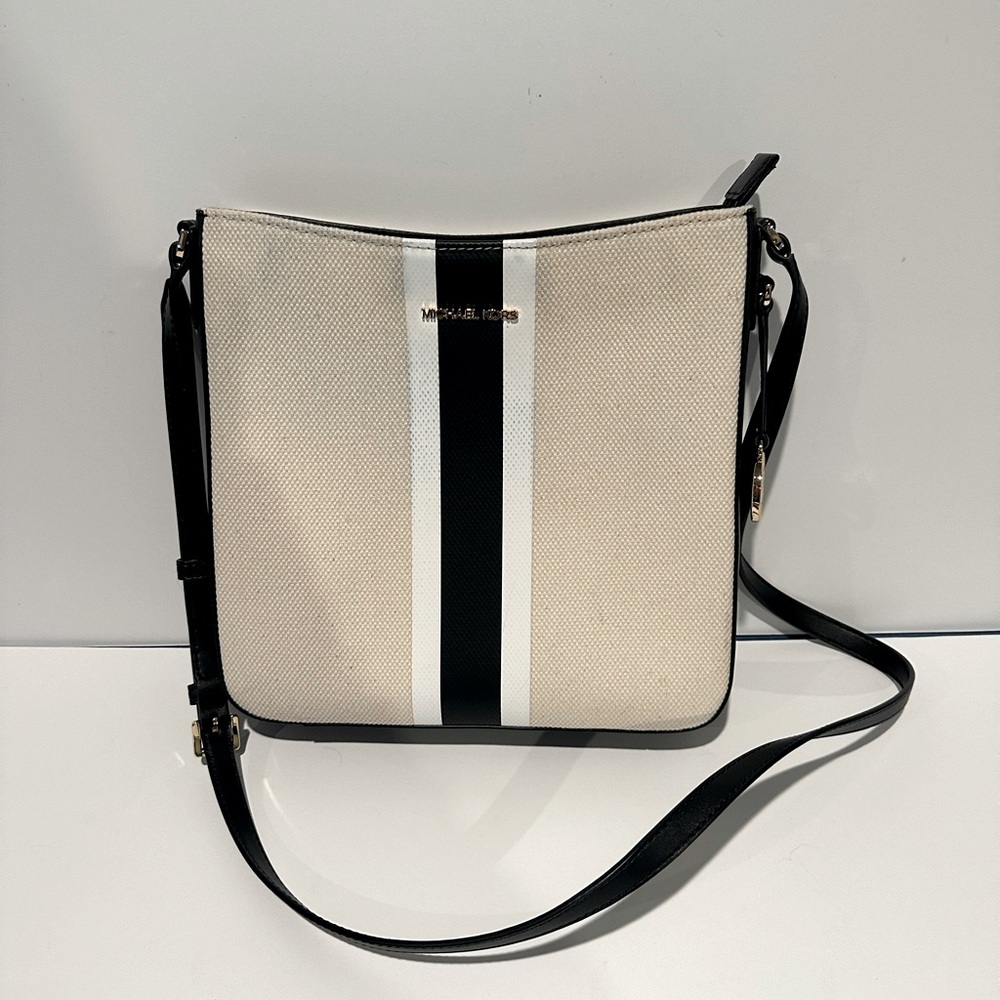 Michael Kors Jet Set Travel Messenger Bag | Color: Black/Gold | Size: Large